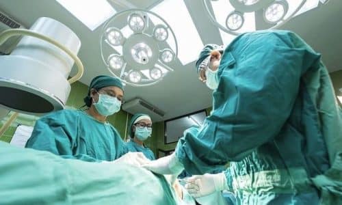 Последствие хирургического вмешательства иногда способствуют образованию отверстий в стенках или шейке мочевого пузыря