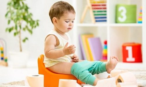 У детей цистит на ранней стадии тяжело диагностировать. Однако нужно обратить внимание на нарушение процесса и частоты мочеиспускания