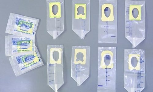 У грудничка удобнее всего собирать урину на бак посев с применением специального одноразового полиэтиленового мочеприемника