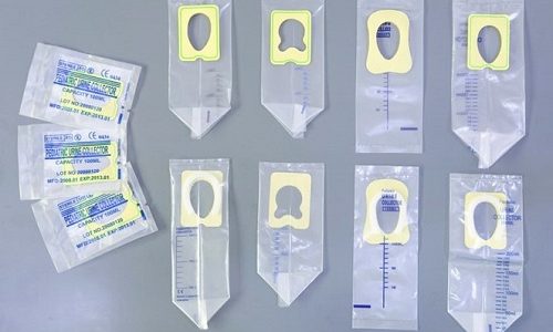 Удобно пользоваться специальными детскими мочеприемниками. Они подходят как для девочек, так и для мальчиков