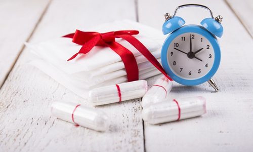Урина оранжево-розового цвета свидетельствует как о приближении или окончании менструального цикла, так и о присутствии примесей крови в моче, вызванных различными патологиями