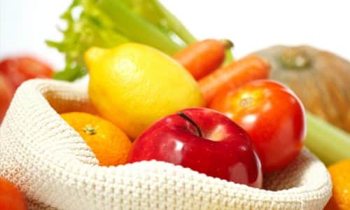 Нельзя вводить в рацион продукты, которые имеют повышенную кислотность