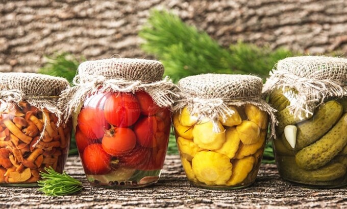 В рационе беременной женщины при цистите не должно быть продуктов, оказывающих раздражающее действие на слизистую оболочку мочевого пузыря: острых, соленых, маринованных, копченых, пряных и других